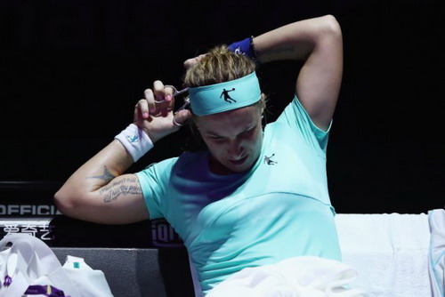 Cắt tóc giữa trận, Kuznetsova ngược dòng hạ Radwanska