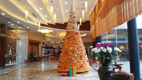 Độc đáo 'cây ngô Noel' làm từ 3600 bắp ở Hòa Bình