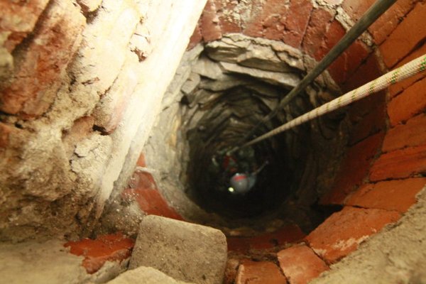 Sống sót 9 ngày dưới giếng nhờ uống nước tiểu, ăn vỏ cây