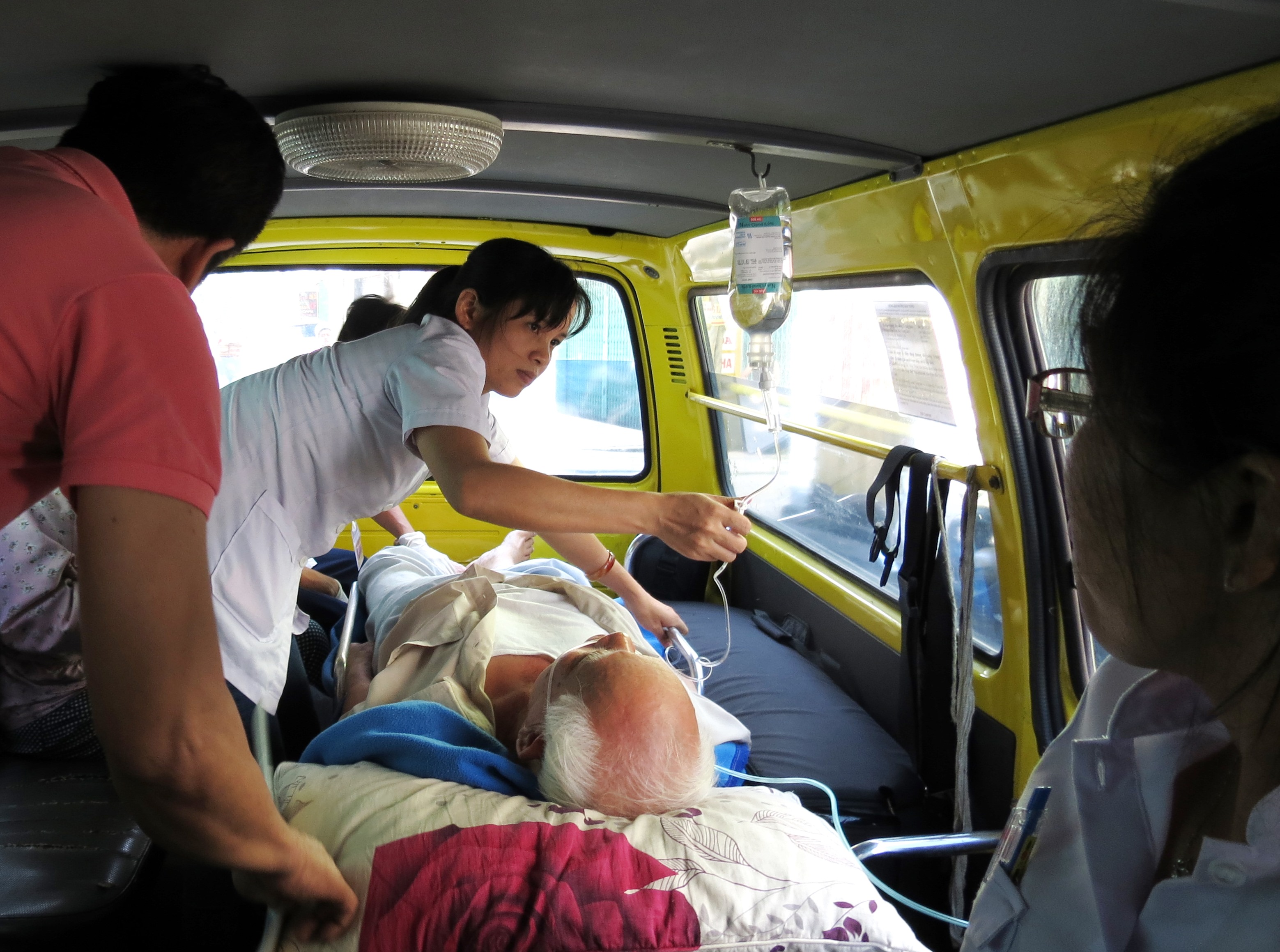 Ngày cuối ngược xuôi cứu người