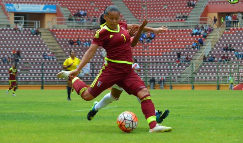 
Daniuska Rodriguez, cầu thủ nữ duy nhất g&oacute;p mặt
