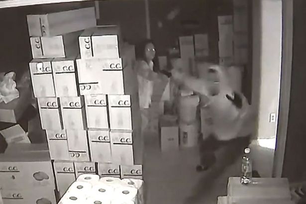 Người phụ nữ đọ súng cùng 3 tên cướp giữa đêm