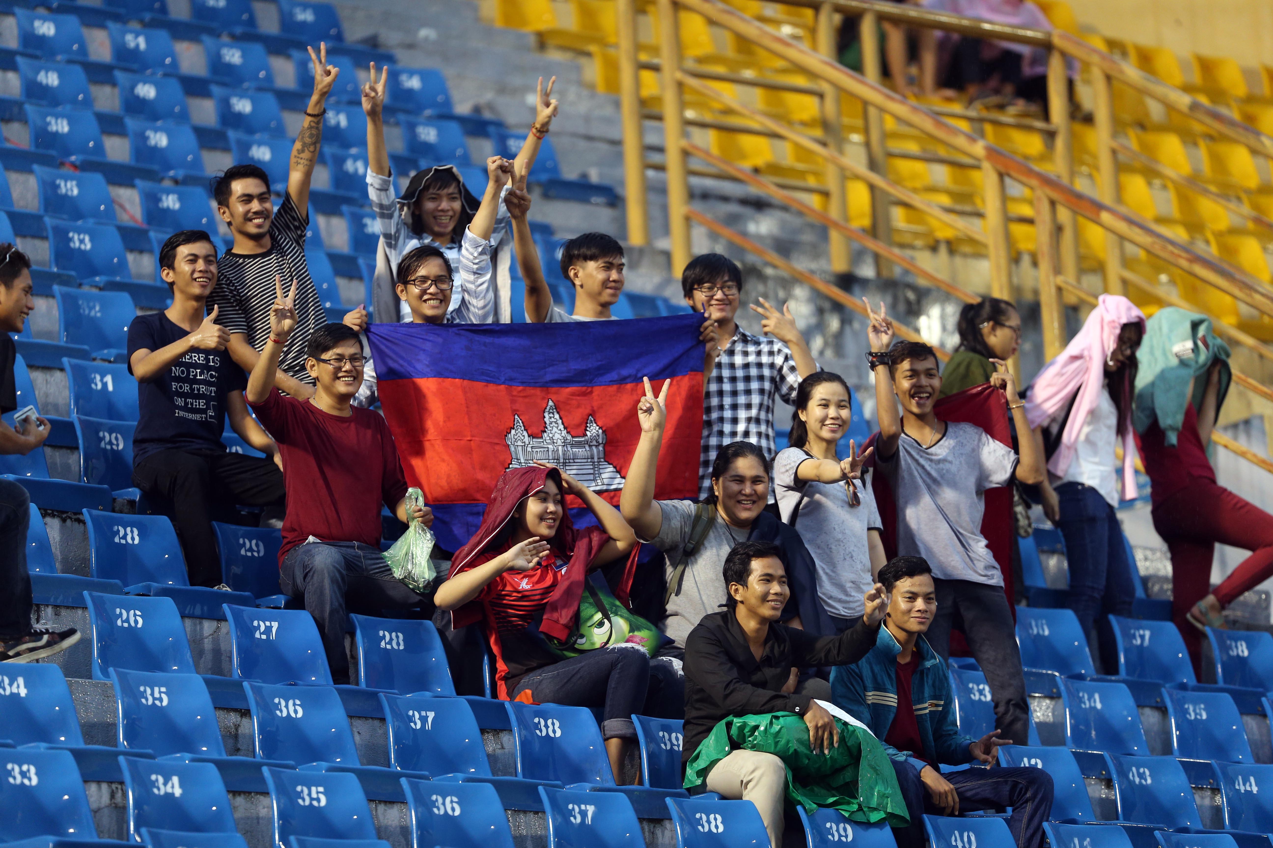 Các CĐV Campuchia là du học sinh tại Việt Nam