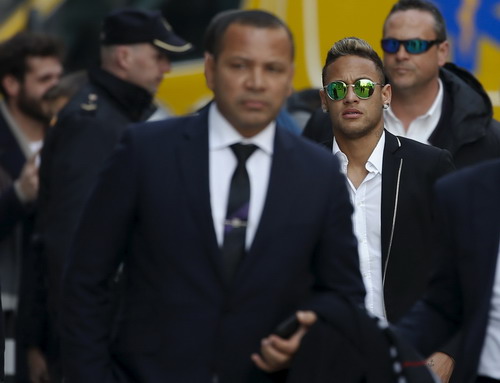 Du thuyền, chuyên cơ của Neymar bị phong tỏa vì nợ thuế