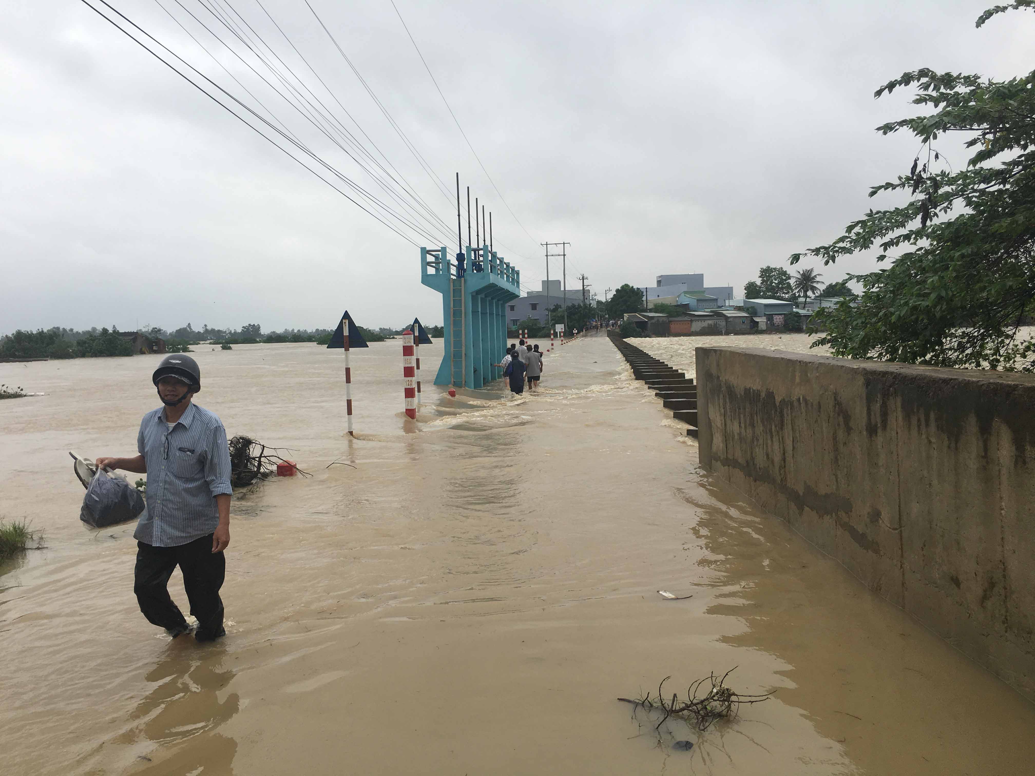 Mưa lũ chia cắt miền Trung