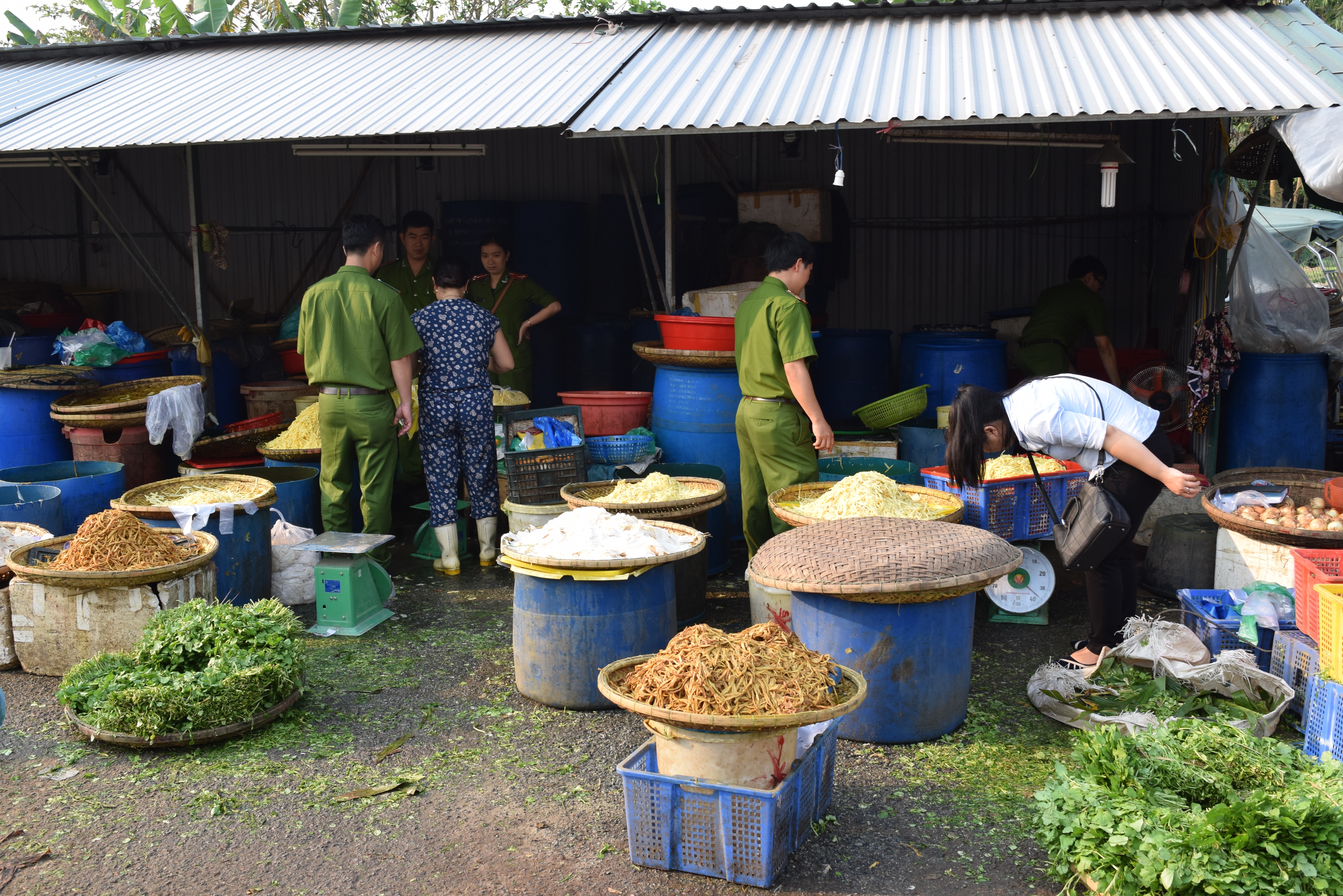 Thực phẩm bẩn bủa vây