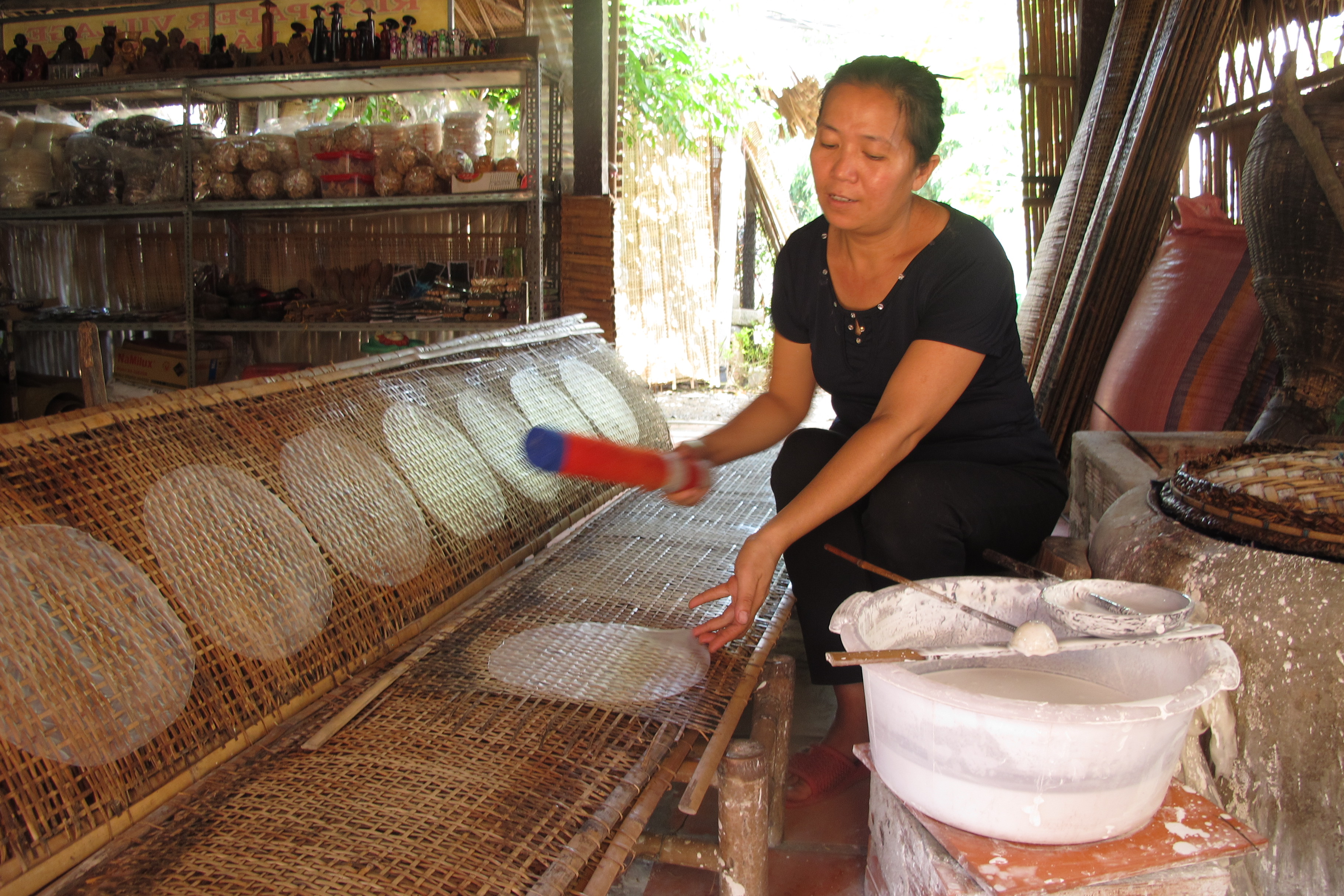 Nhớ thôn tráng bánh, nhớ lò giã nem