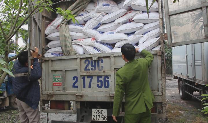 Phát hiện gần 7 tấn thức ăn chăn nuôi chứa chất cấm