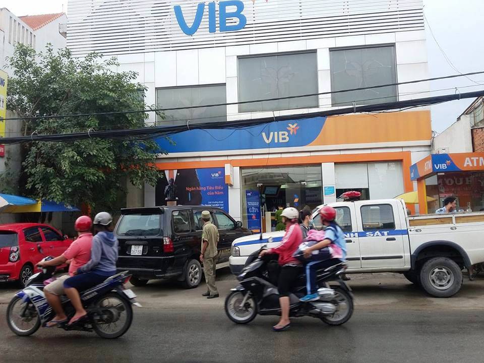 Ném “bom khói” vào ngân hàng, nhiều người tháo chạy