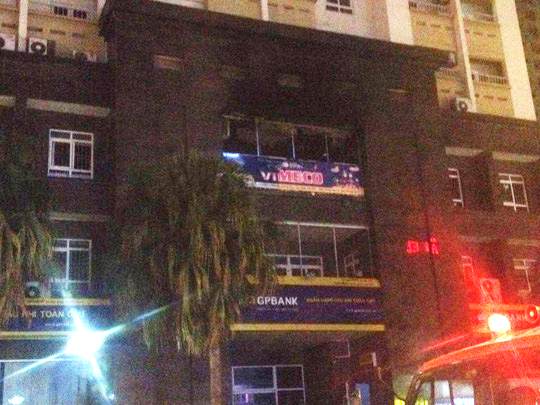 Cháy biển quảng cáo ở chung cư, người dân sợ hãi tháo chạy