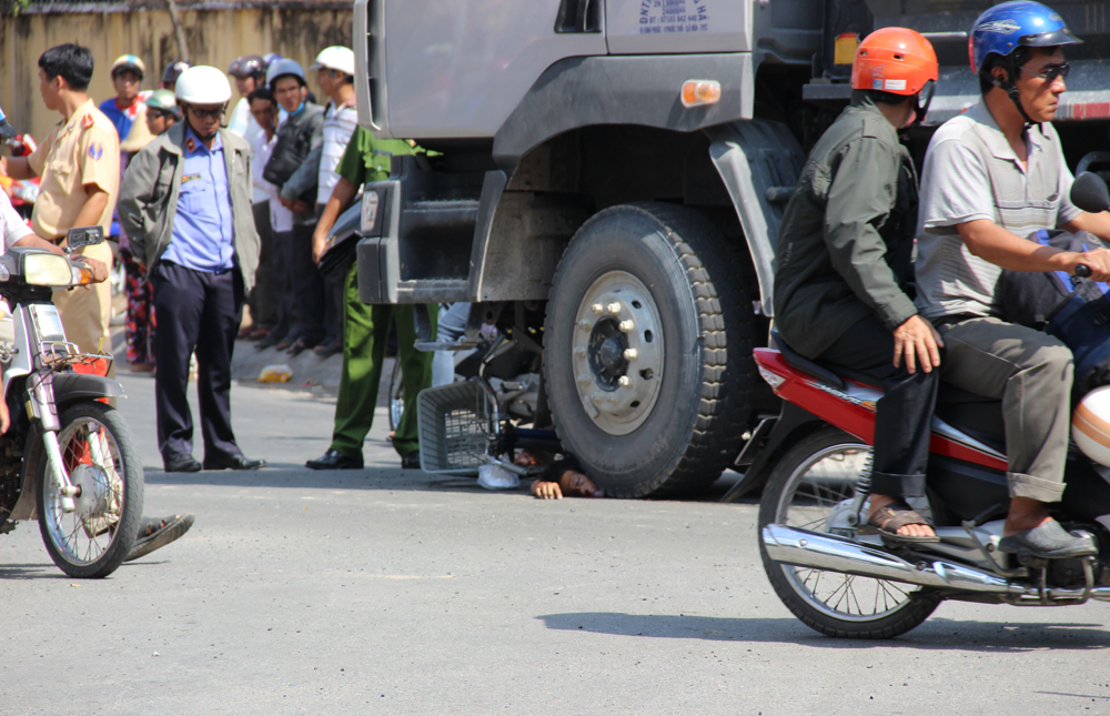 Ngã xe đạp xuống đường, một phụ nữ bị xe ben cán chết