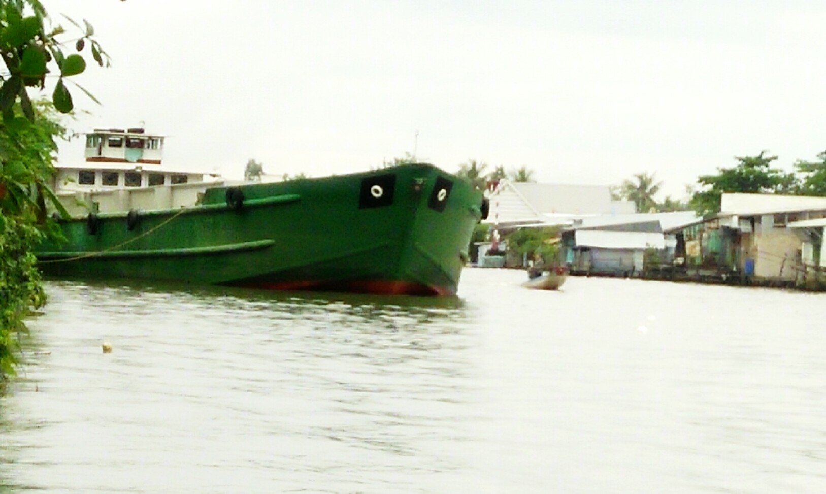 Sà lan tránh nhau, 2 ghe chở cát bị đâm chìm