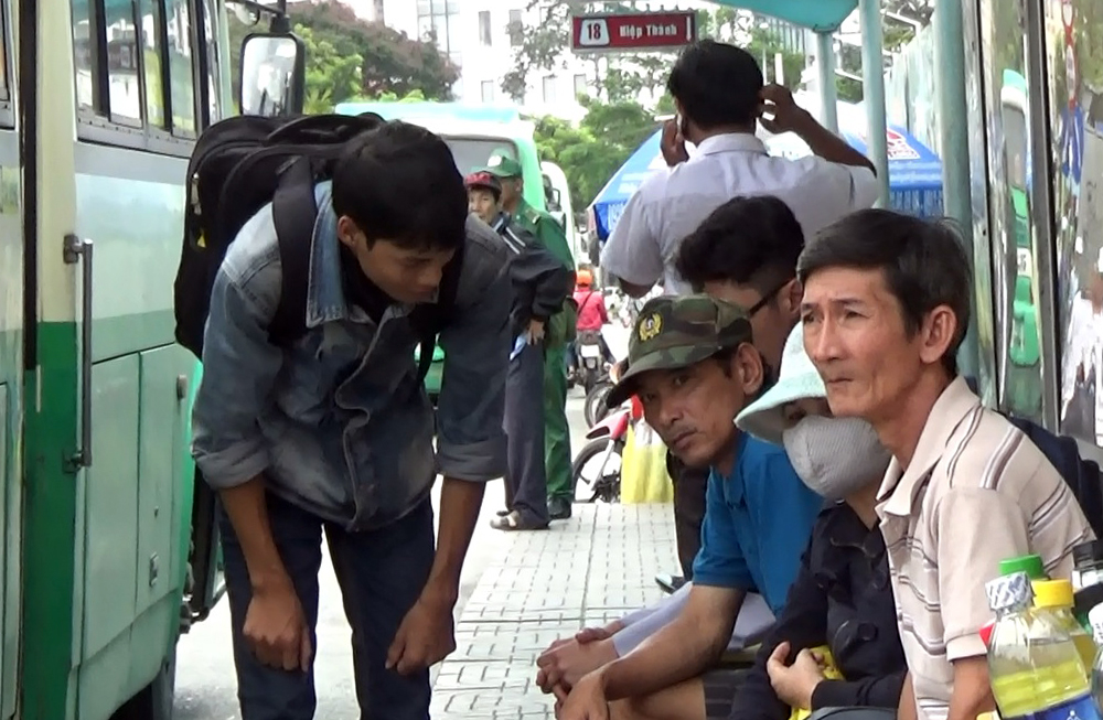 Ngoài đóng giả người tàn tật, sư giả, PV Báo Người Lao Động cũng đã vào vai người lỡ đường để cảnh báo người có thiện tâm.