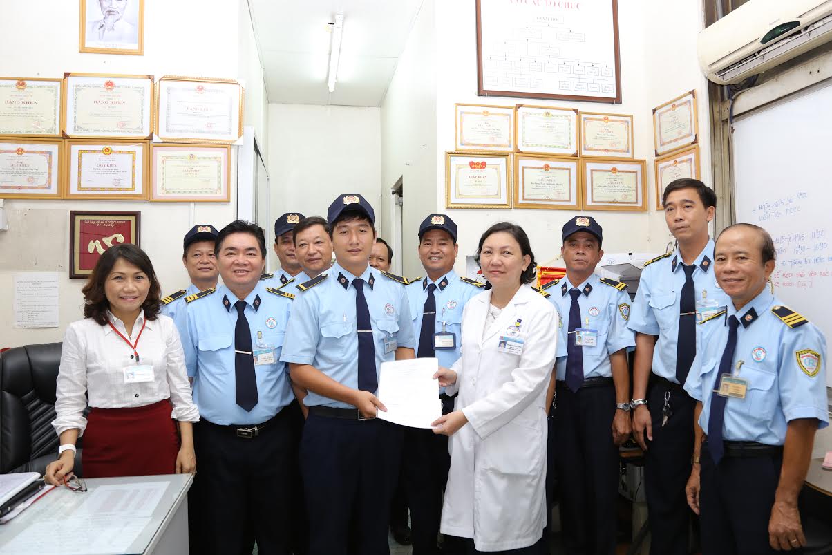 Chợ Rẫy thưởng nhân viên trả lại vàng cho bệnh nhân