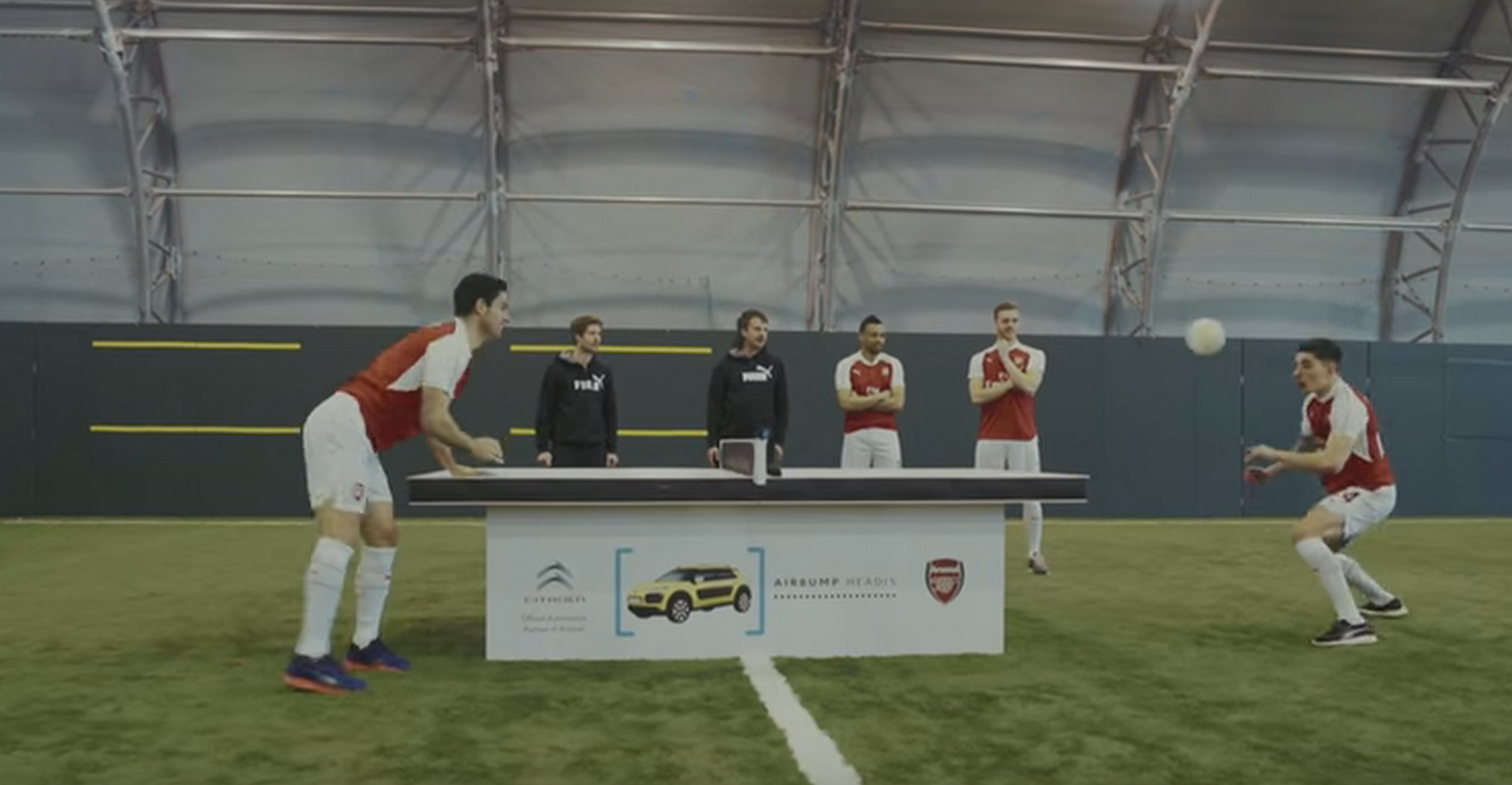 Hài hước màn so tài bóng bàn bằng đầu của Arsenal