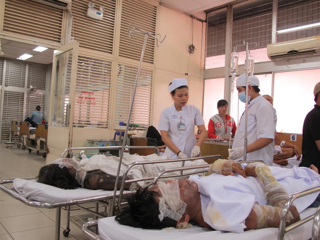 Chồng tạt dầu đốt vợ lúc rạng sáng