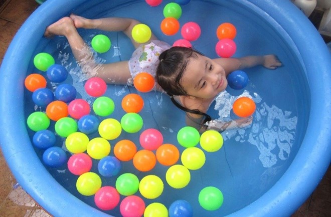 Đồ chơi thông minh, bể bơi mini lên ngôi dịp hè