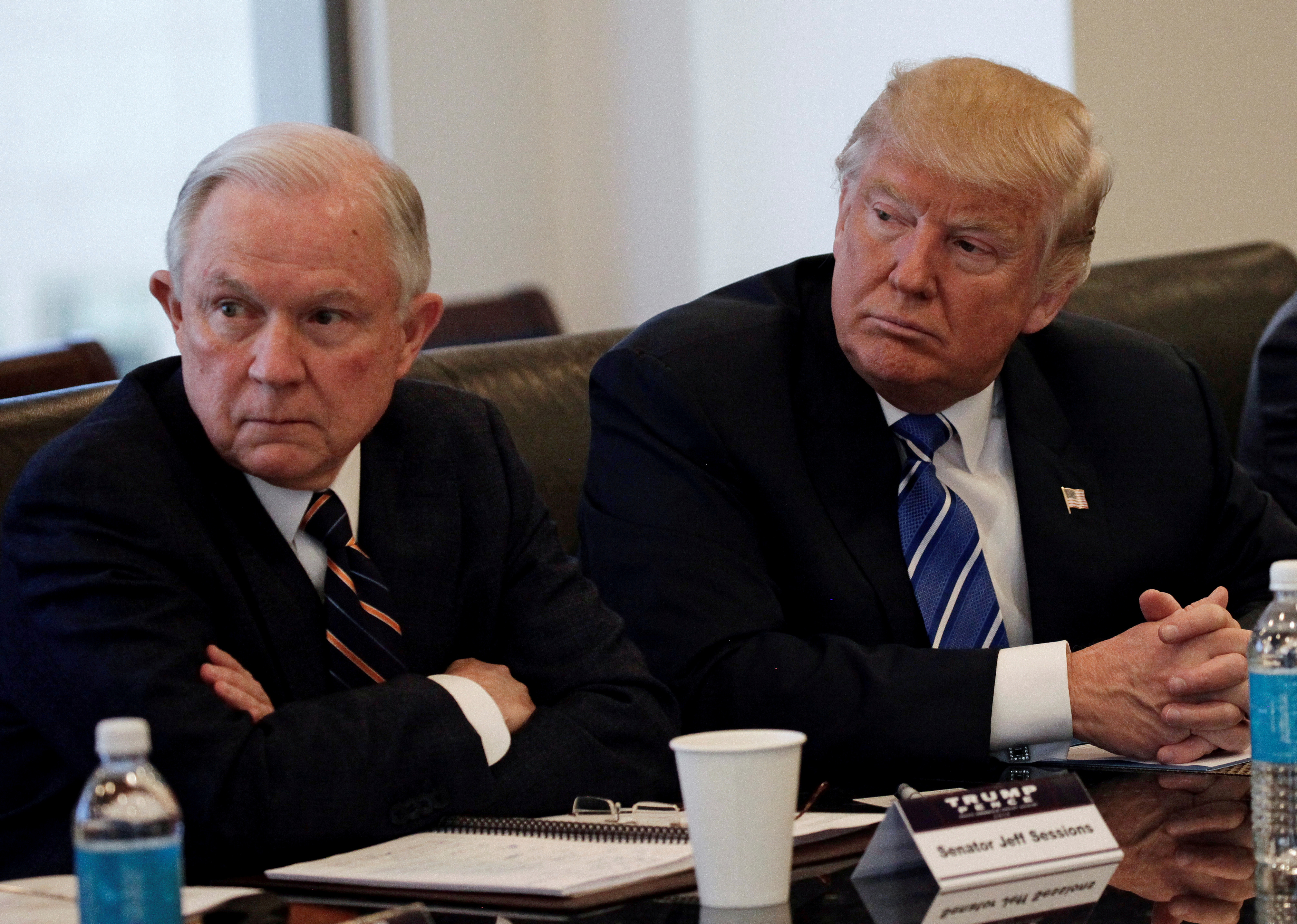 Tổng thống Mỹ đắc cử Donald Trump (phải) chọn Thượng nghị sĩ Jeff Sessions (tr&aacute;i) l&agrave;m Bộ trưởng Tư ph&aacute;p trong nội c&aacute;c mớiẢnh: REUTERS