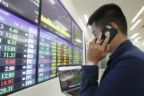 Chứng khoán “dội hàng”, giá USD tăng