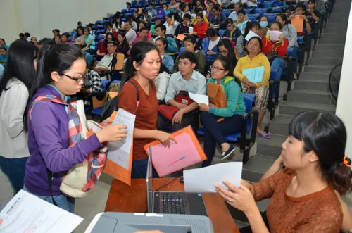 Ồ ạt nộp hồ sơ ngày đầu xét tuyển ĐH