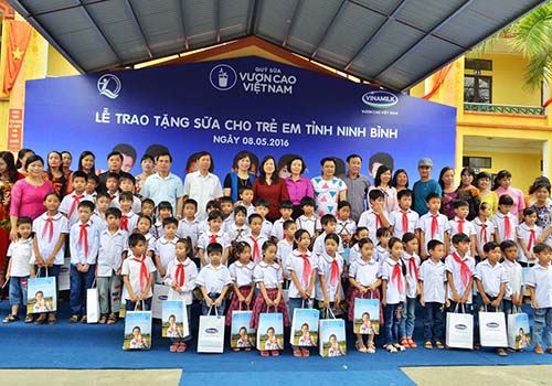 Vinamilk tặng sữa cho trẻ em tại Ninh Bình