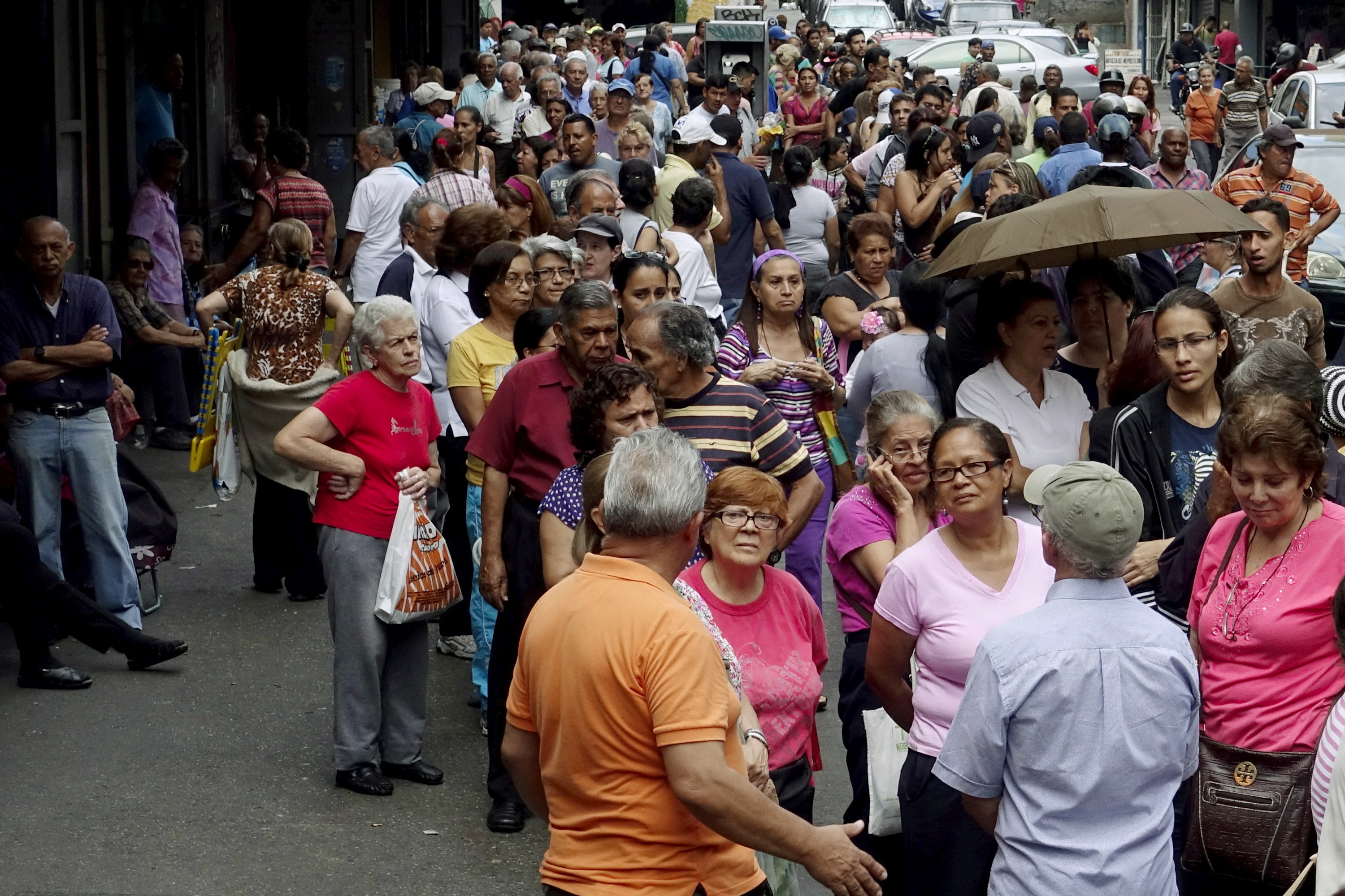 Venezuela căng như dây đàn