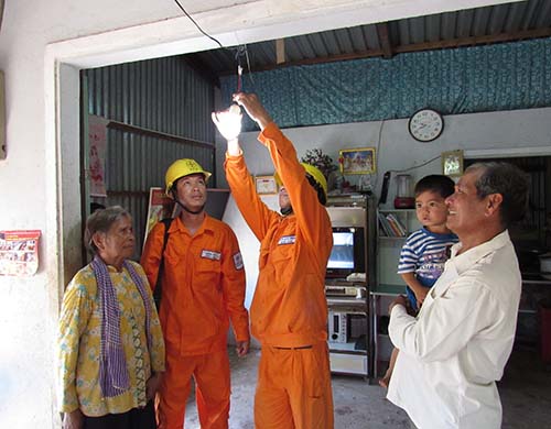 Mang điện về cho đồng bào Khmer