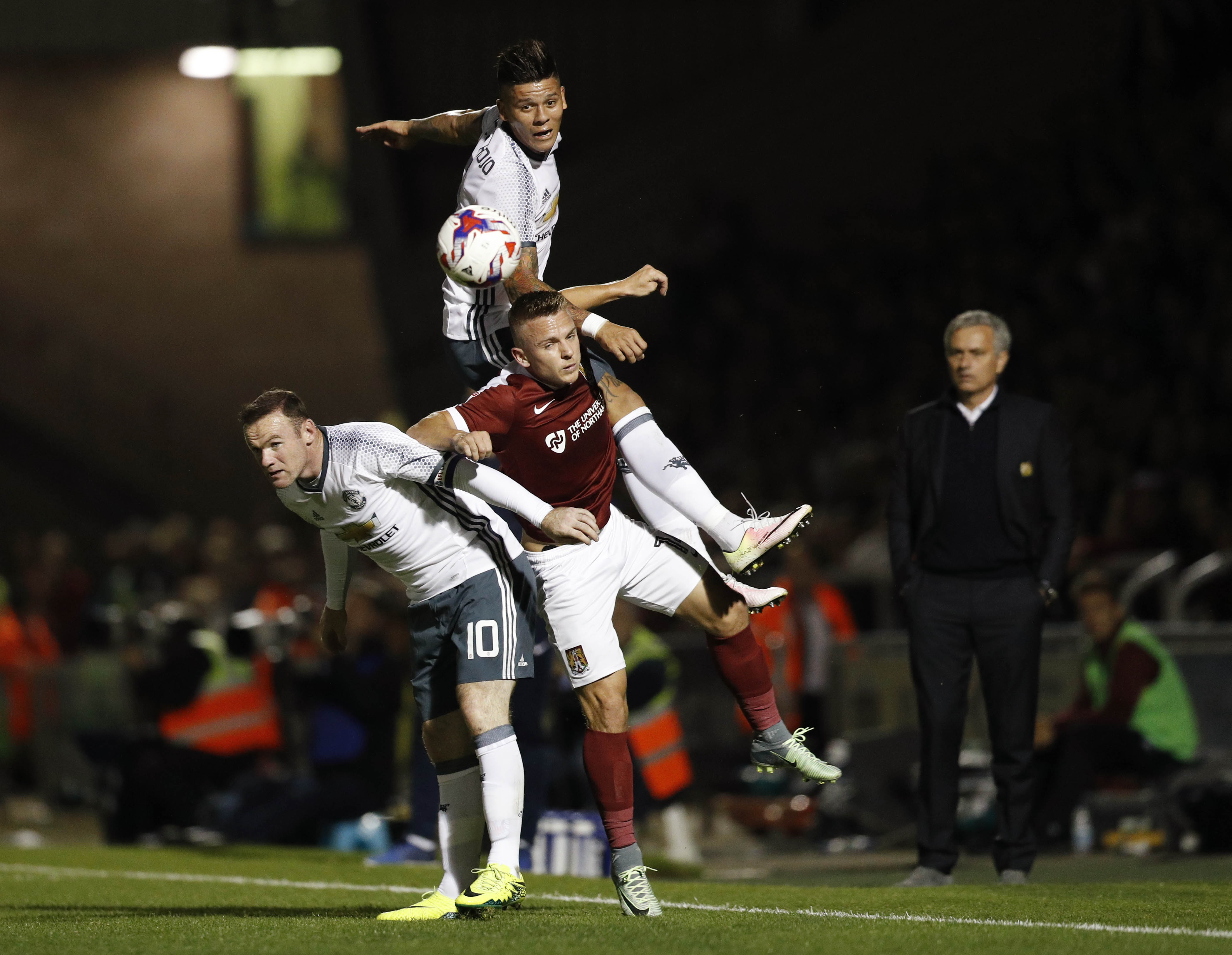 Chờ Mourinho gạt Rooney