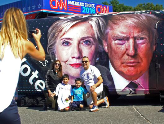 Bà Clinton và ông Donald Trump đối mặt