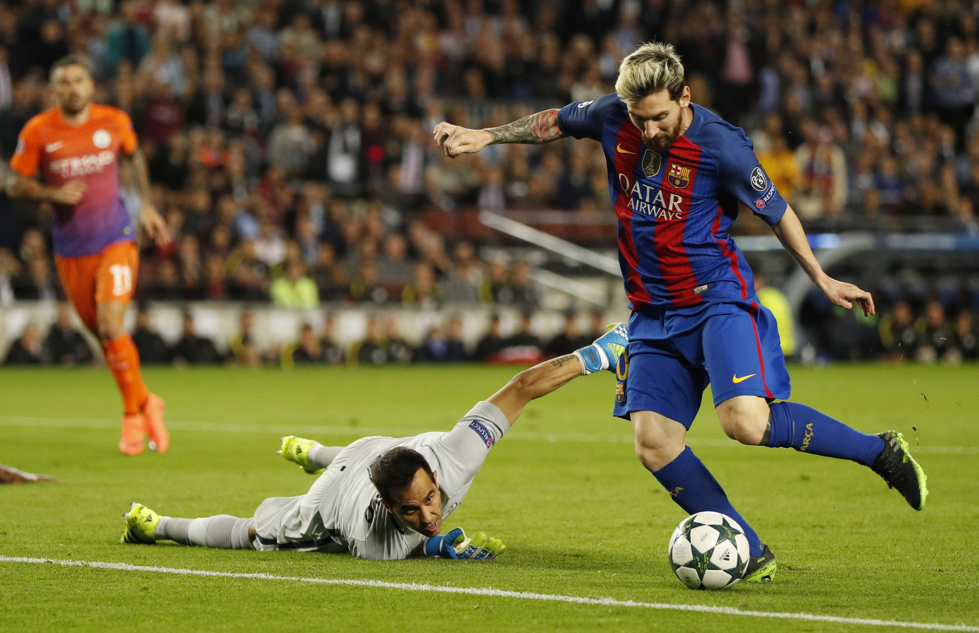 
Messi với pha đi b&oacute;ng đ&aacute;nh bại đồng đội cũ Bravo Ảnh: REUTERS
