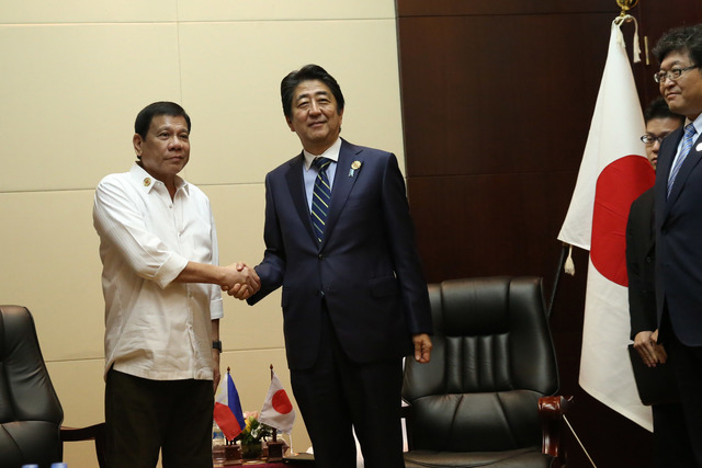 
Tổng thống Philippines Rodrigo Duterte (tr&aacute;i) v&agrave; Thủ tướng Nhật Shinzo Abe trong lần gặp ở thủ đ&ocirc; Vientiane - L&agrave;o hồi th&aacute;ng 9-2016. Ảnh: Rappler
