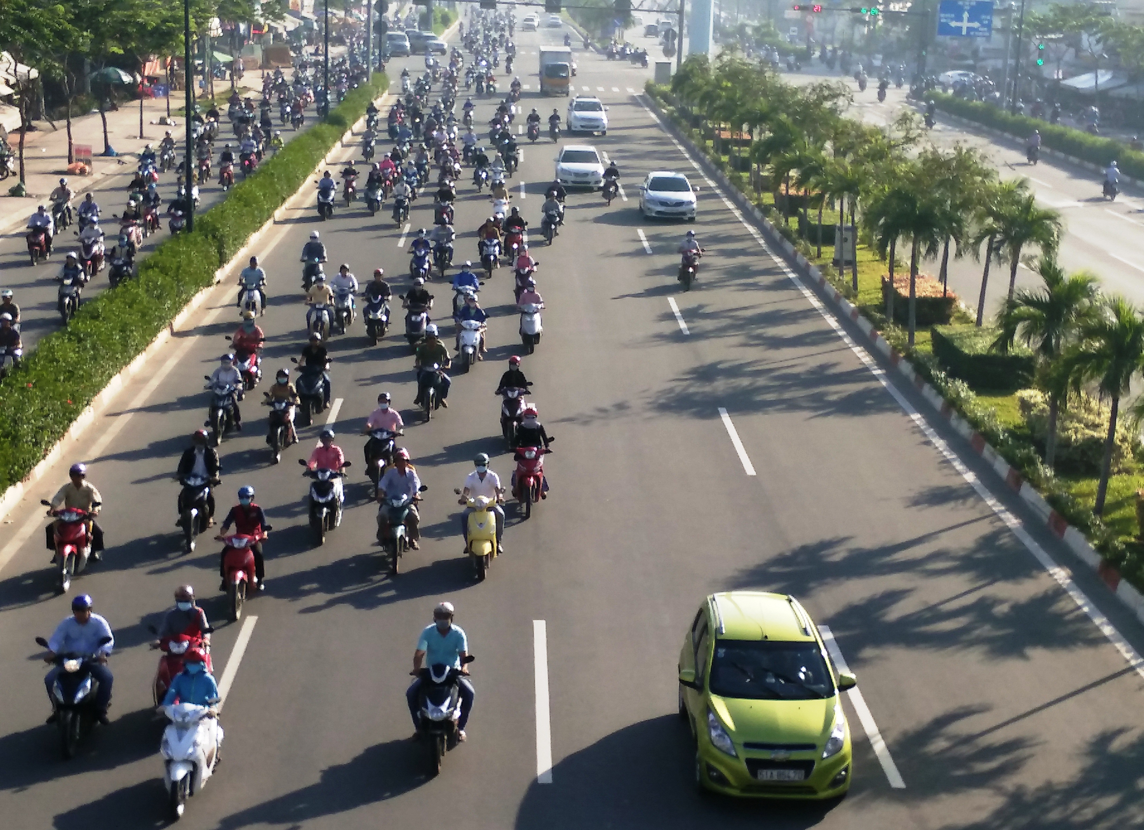 Khiếp đảm cảnh xe máy lấn làn ô tô
