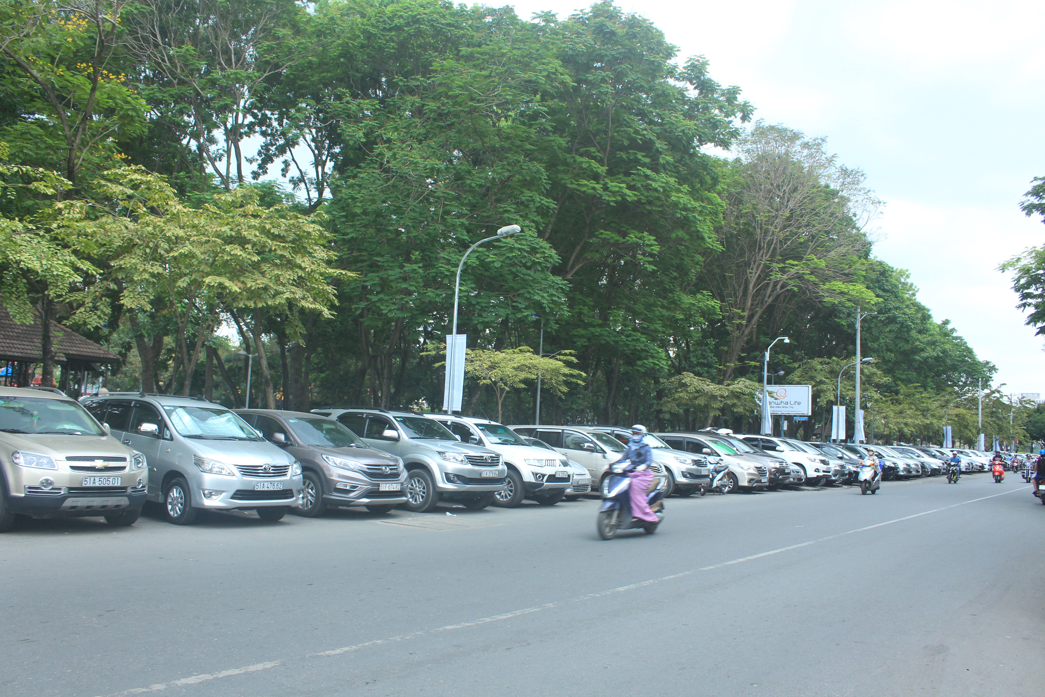 Bãi giữ ô tô trên đường Lê Lai, cạnh Công viên 23 Tháng 9, quận 1, TP HCM, luôn thiếu chỗ vì cầu nhiều hơn cung Ảnh: SỸ ĐÔNG