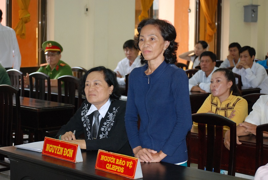 Bà Nguyễn Thị Tuyết (đứng) cho biết sẽ theo đuổi vụ kiện tới cùng Ảnh: CÔNG TUẤN