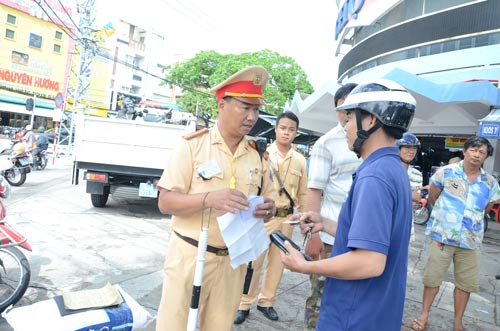 CSGT Đà Nẵng cử người chốt chặn tại các điểm thường xuyên có xe vi phạm, kẹt xe thông qua phản ánh của người dân từ Facebook