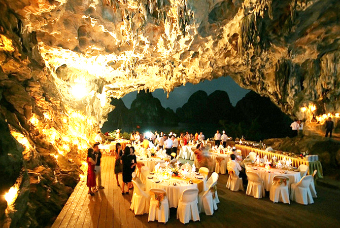 Tổ chức ăn nhậu ở vịnh Hạ Long