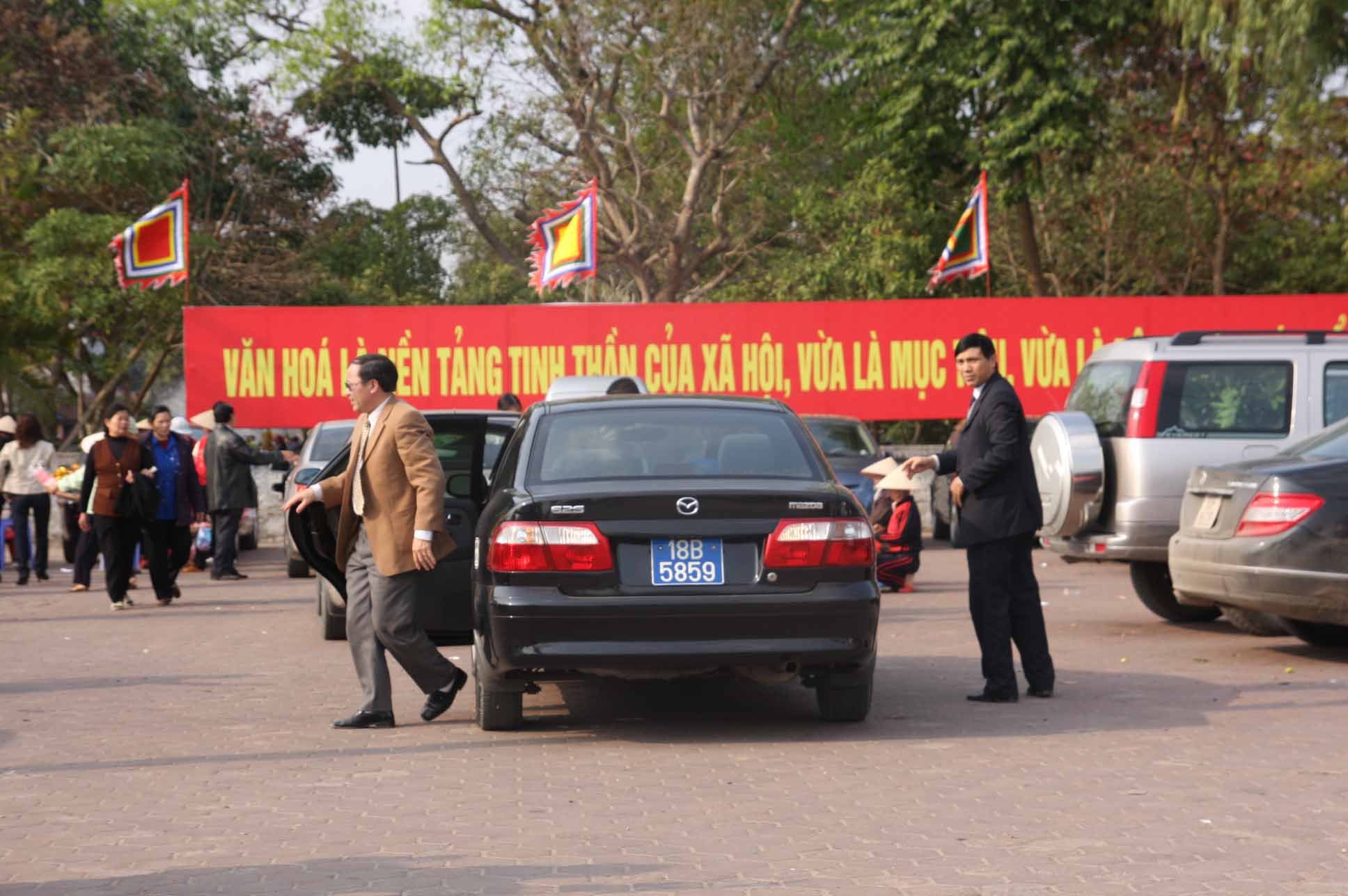 Lợi 1.500 tỉ/năm nhờ khoán xe công