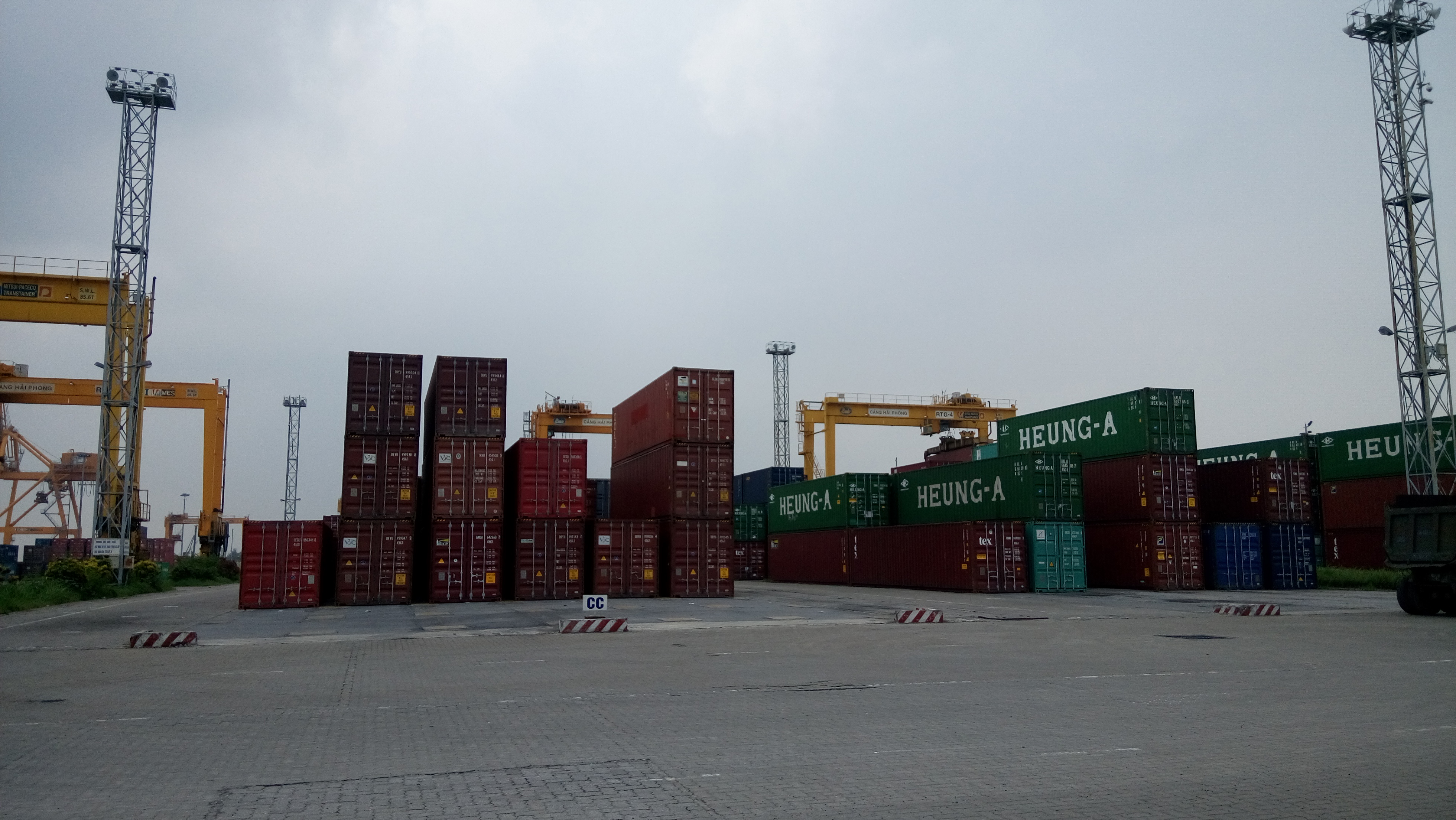 Trong số hơn 3.000 container h&agrave;ng tồn đọng tại khu vực cảng Hải Ph&ograve;ng c&oacute; khoảng 2.000 container l&agrave; cao su, lốp &ocirc; t&ocirc; đ&atilde; qua sử dụng Ảnh: Trọng Đức