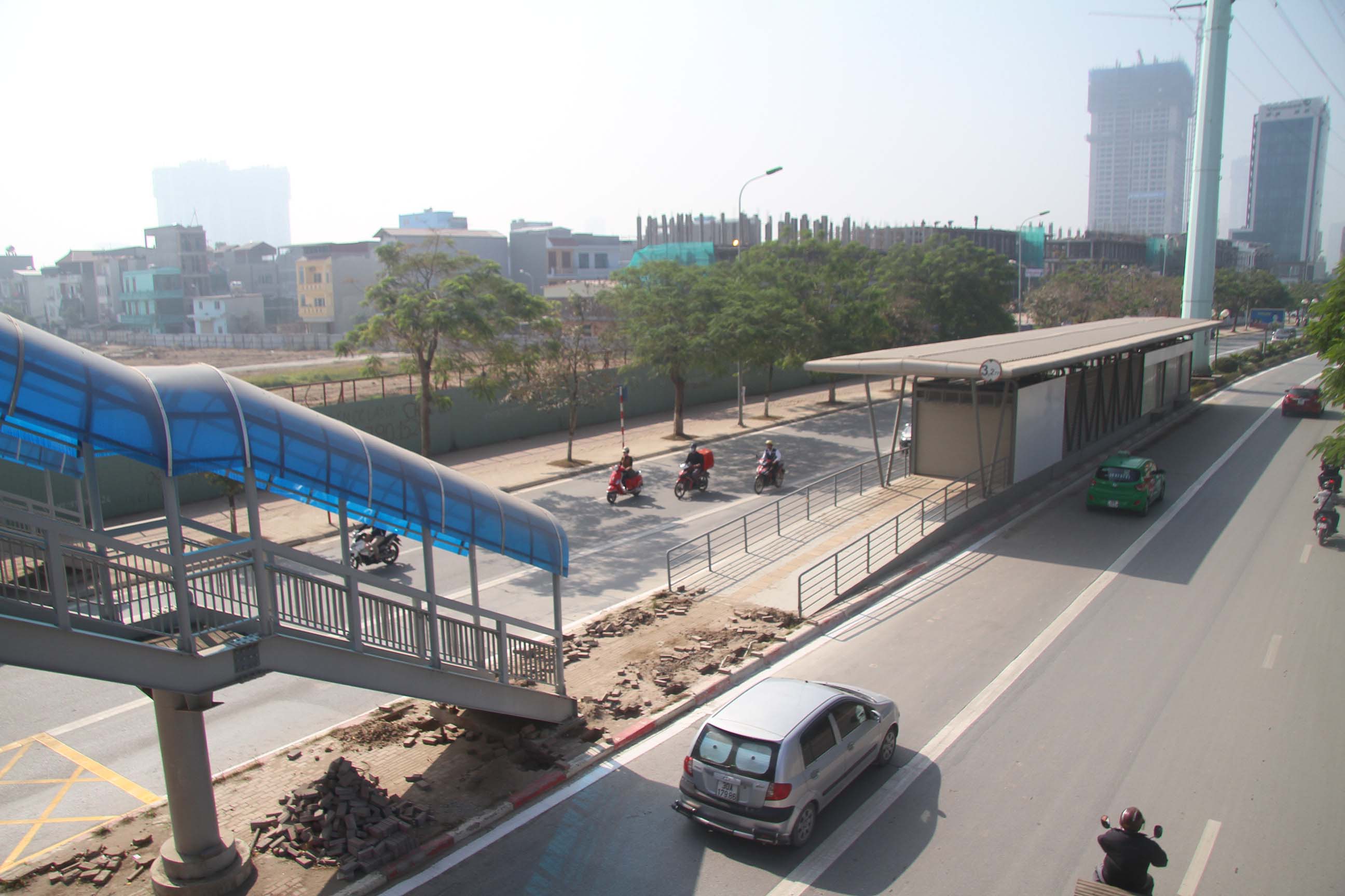 Một nhà chờ của bến xe buýt nhanh trên đường Lê Văn Lương (quận Thanh Xuân, TP Hà Nội)