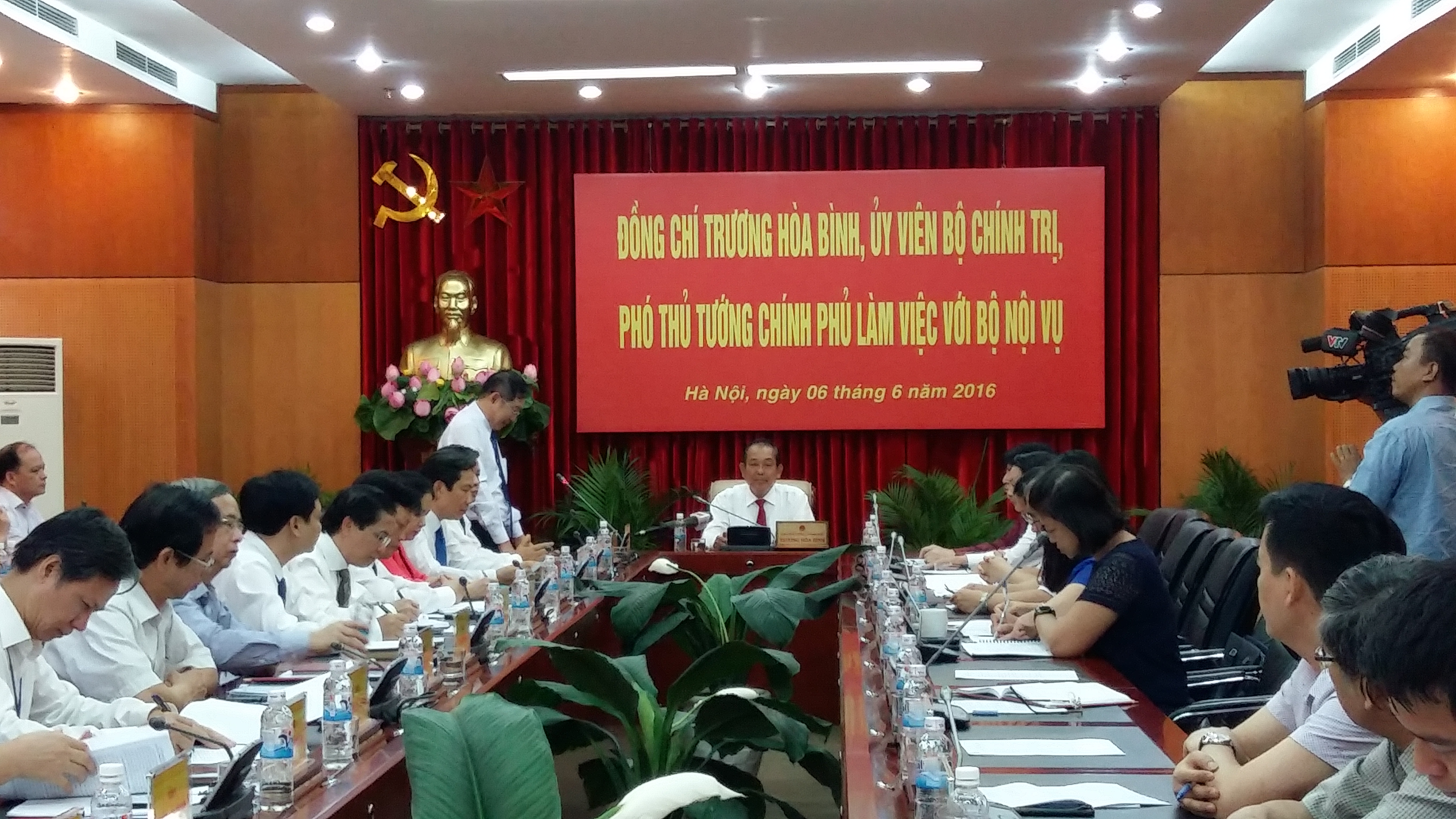 Lấy người dân làm trọng tâm phục vụ
