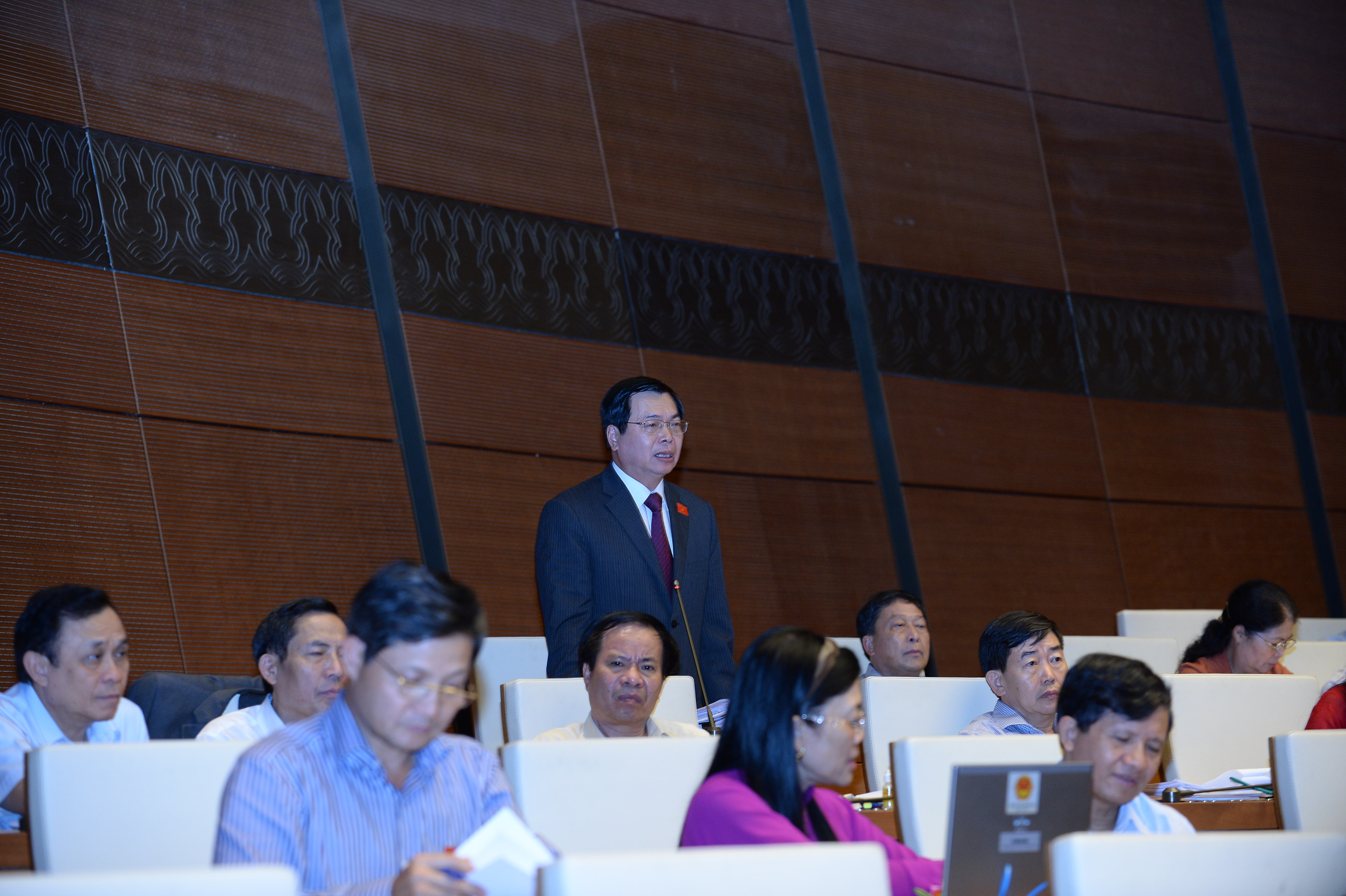 Làm ra lẽ vụ bộ trưởng cất nhắc con trai