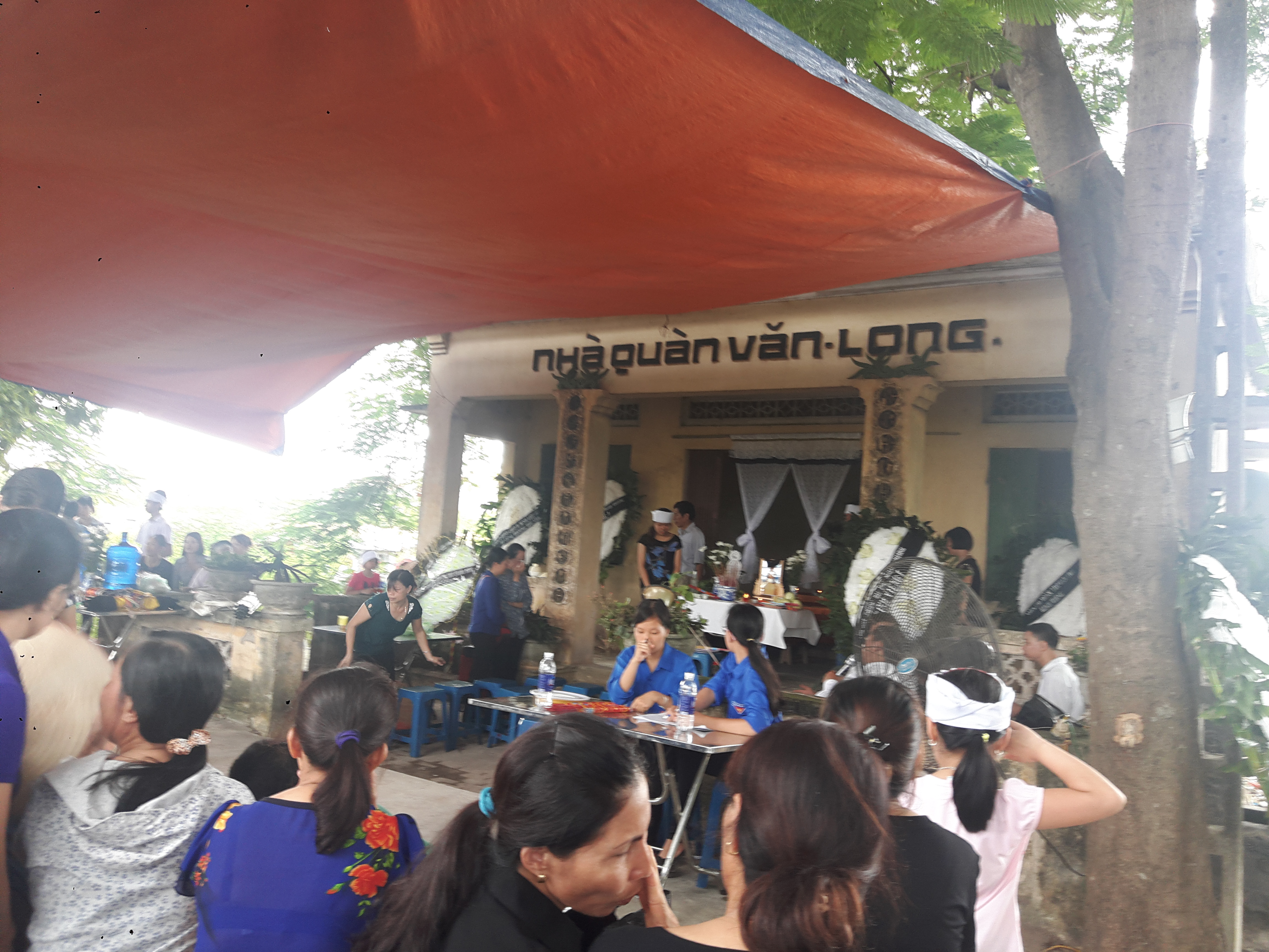 Mùa hè dang dở của 3 nữ sinh ngoại thương