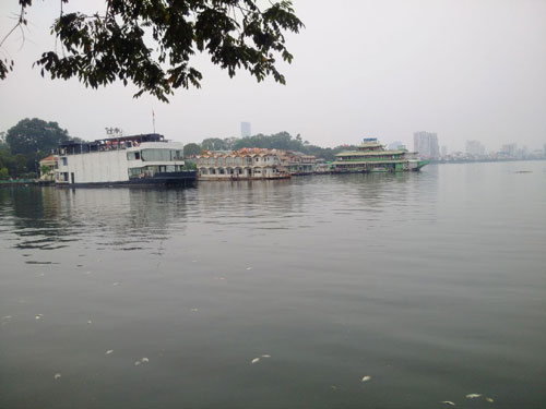 
Nhiều nh&agrave; h&agrave;ng mọc ngay tr&ecirc;n hồ T&acirc;yẢnh: NGUYỄN QUYẾT
