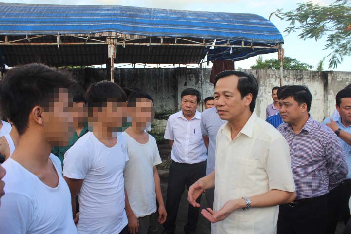 Bộ trưởng Đào Ngọc Dung nói chuyện với học viên cai nghiện trong khuôn viên Trung tâm Cai nghiện Đồng Nai vào chiều 7-11