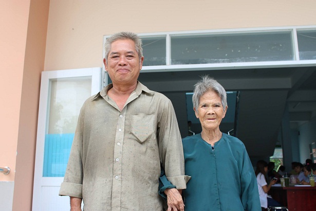 Khám cho dân sống quanh bãi rác Đông Thạnh: Xác định hơn 10 loại bệnh