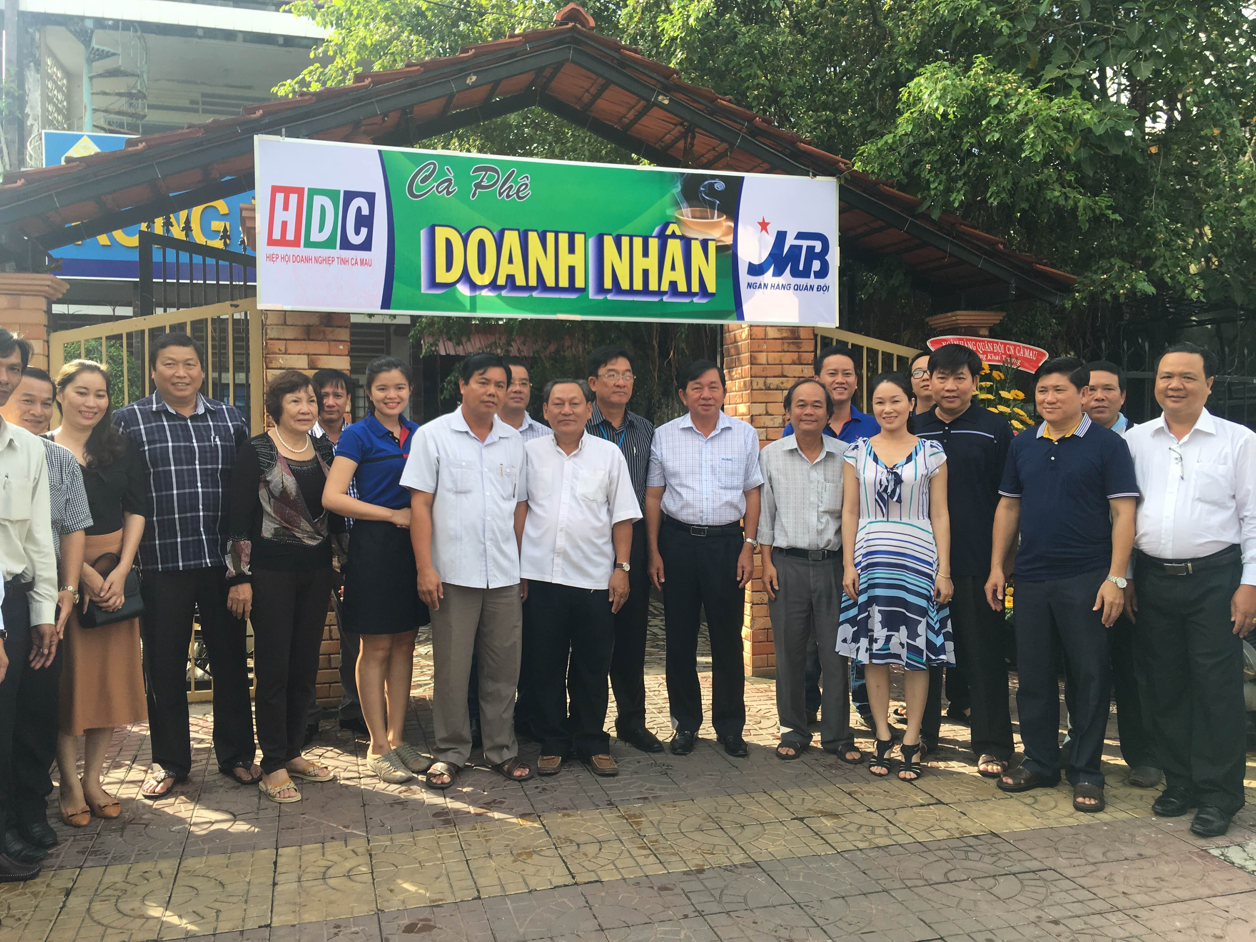 Lãnh đạo UBND tỉnh Cà Mau trong một buổi cà phê cùng các doanh nhânẢnh: DUY NHÂN