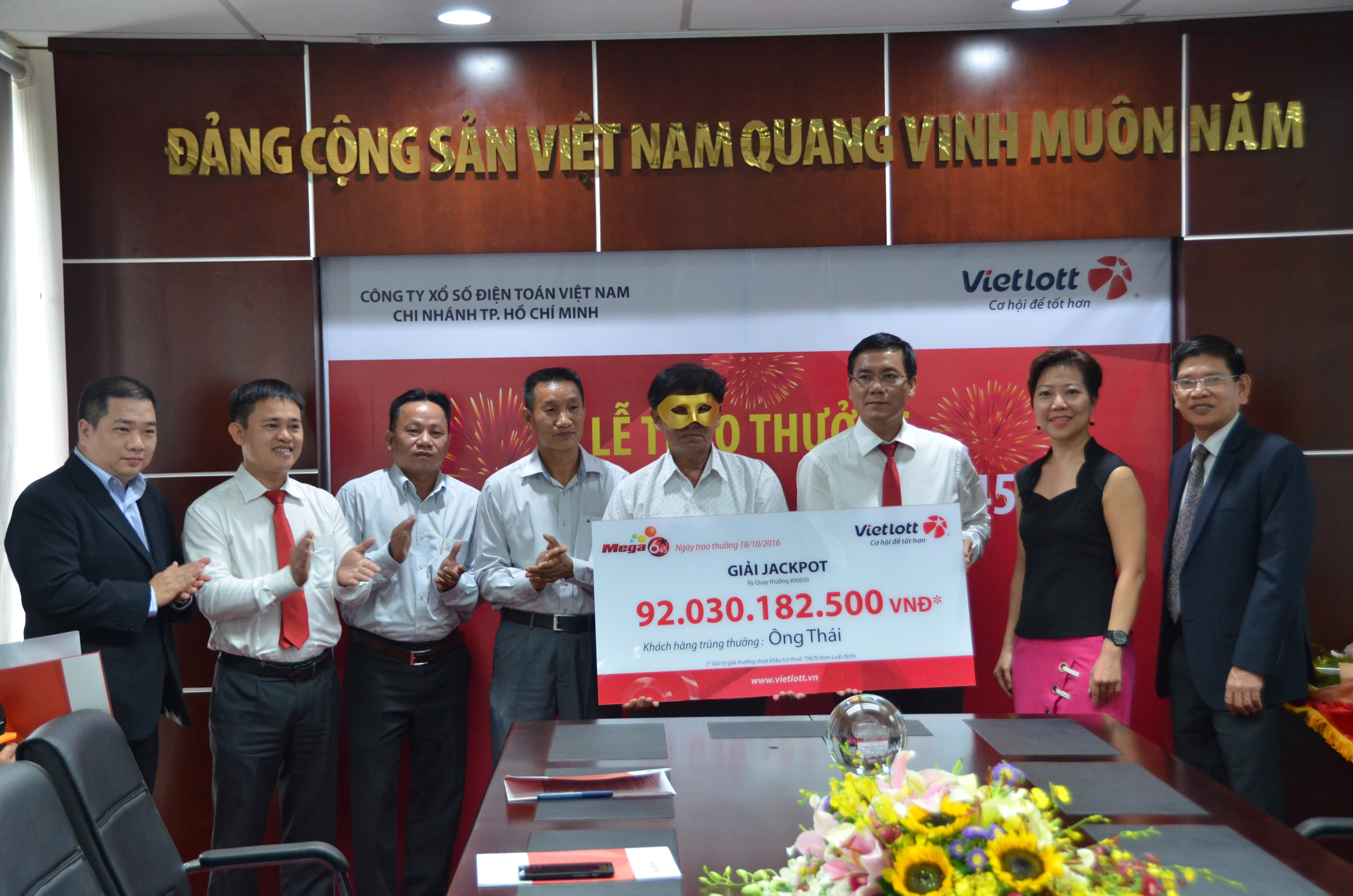 Trúng số, lộ tên: Phúc dễ thành họa