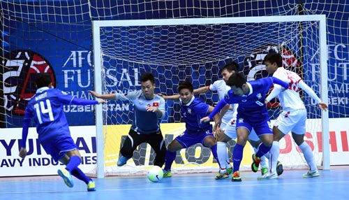 “Người nhện” trên sàn futsal