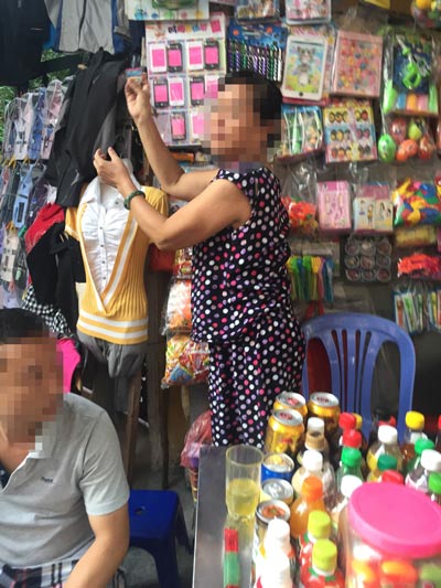 Một người bán hàng ngay gần trường học có bán hạt nhựa nở. Ảnh: Ngọc Dung