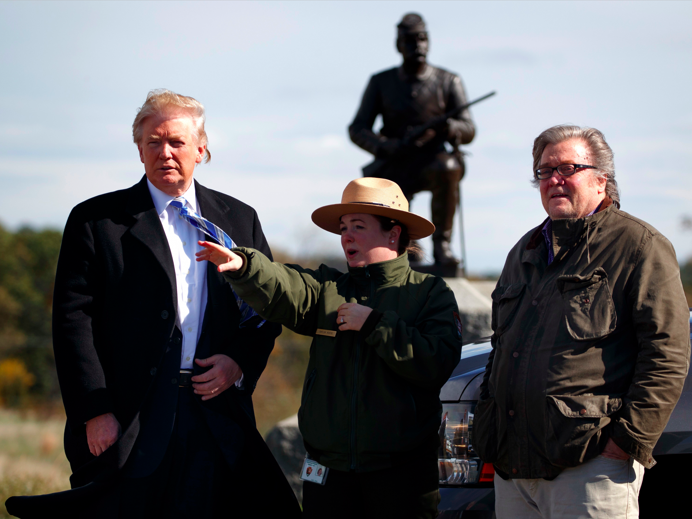 
&Ocirc;ng Donald Trump (b&igrave;a tr&aacute;i) g&acirc;y nhiều tranh c&atilde;i khi chọn &ocirc;ng Stephen Bannon (b&igrave;a phải) l&agrave;m nh&agrave; chiến lược trưởng. Ảnh: AP
